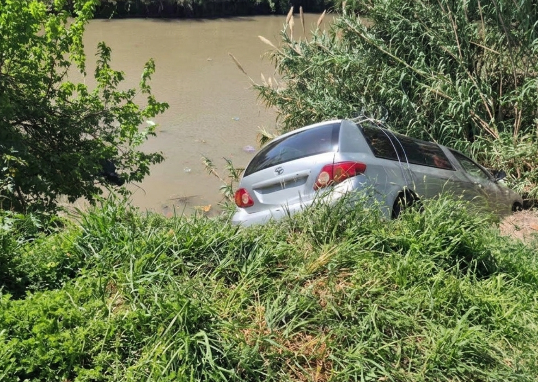Insólito en San Lorenzo: un coche fúnebre quedó suspendido al borde del arroyo