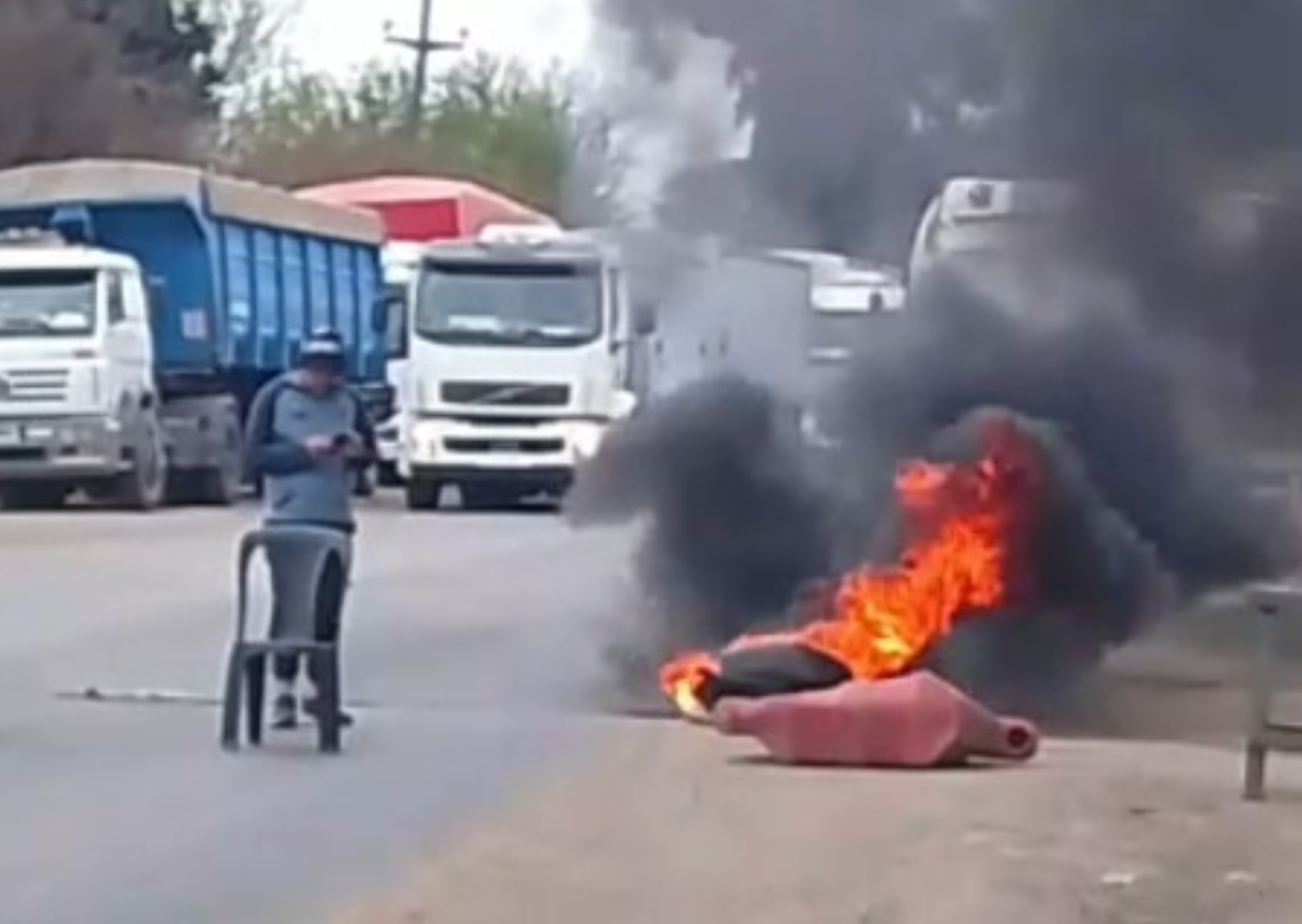 Villa La Ribera: comerciantes cortaron la Ruta 91 en reclamo por la prohibición de estacionamiento a camiones
