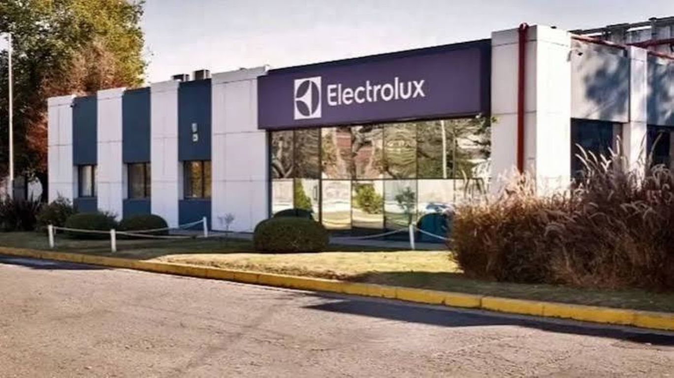 Electrolux cierra su planta de Rosario y deja de fabricar en el país
