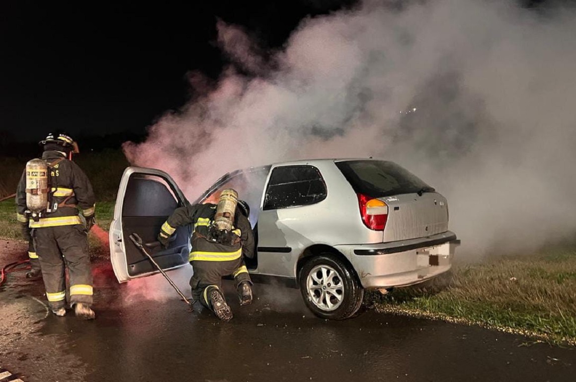 Auto incendiado en la autopista Rosario-Santa Fe