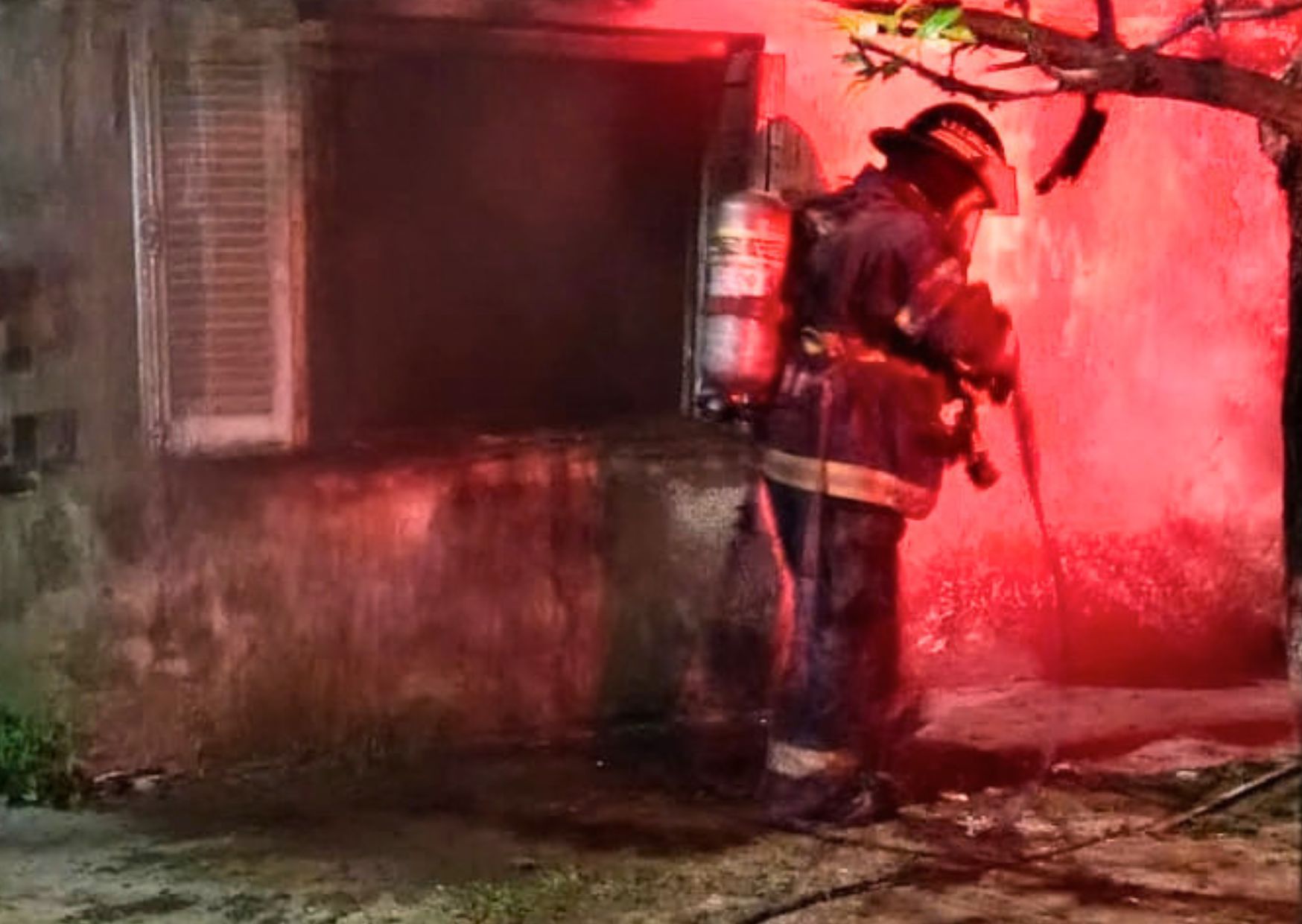 San Lorenzo: Bomberos sofocaron el incendio de un colchón en el interior de una vivienda en barrio Mitre
