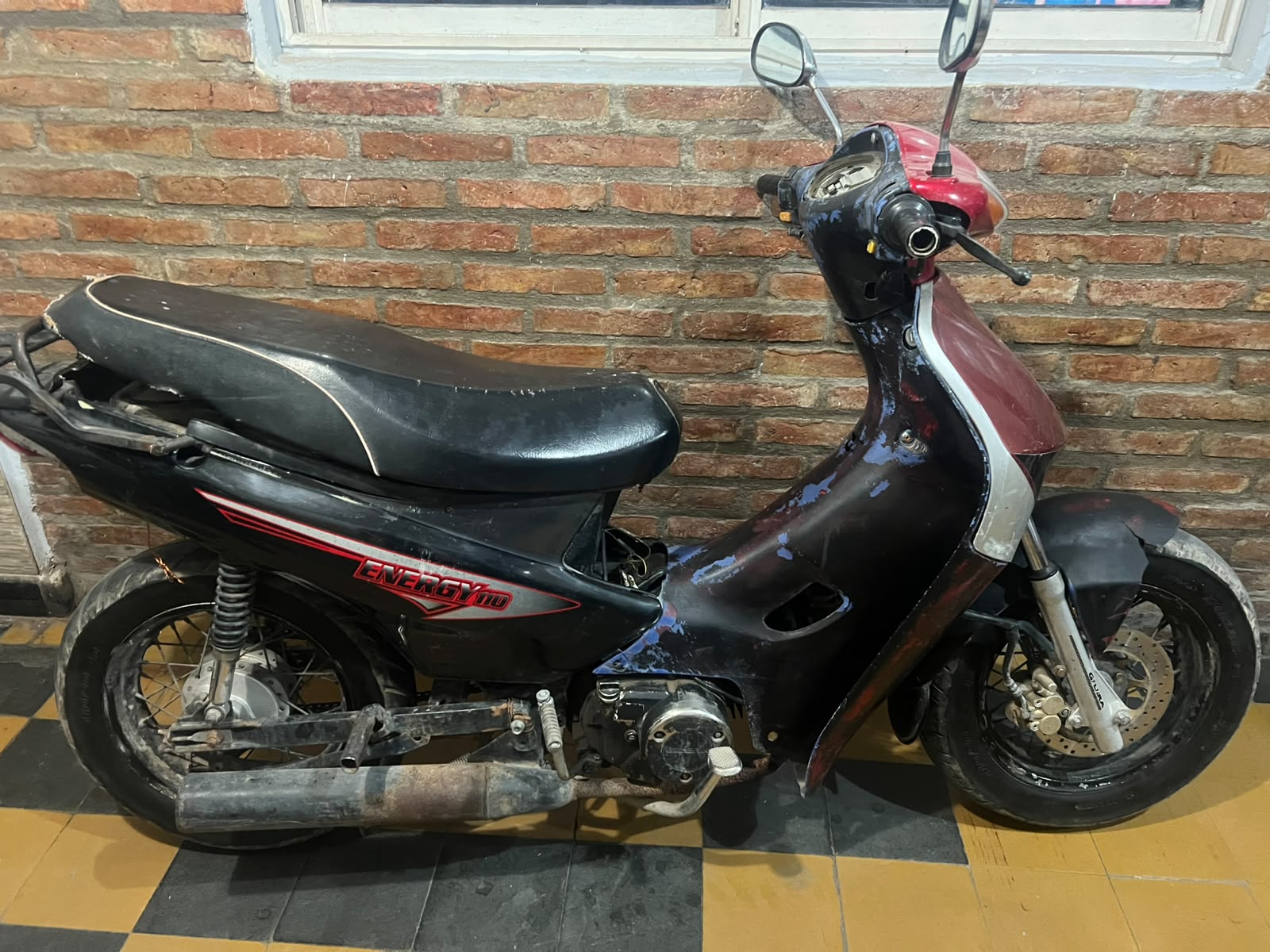 Iba caminando con una moto sin papeles en Fray Luis Beltrán: la Policía detectó adulteraciones y lo trasladó a la comisaría