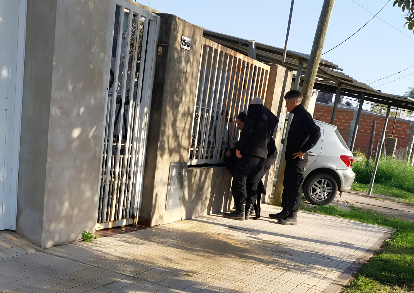 Bomberos Zapadores rescataron a un perro que había quedado atrapado en una reja