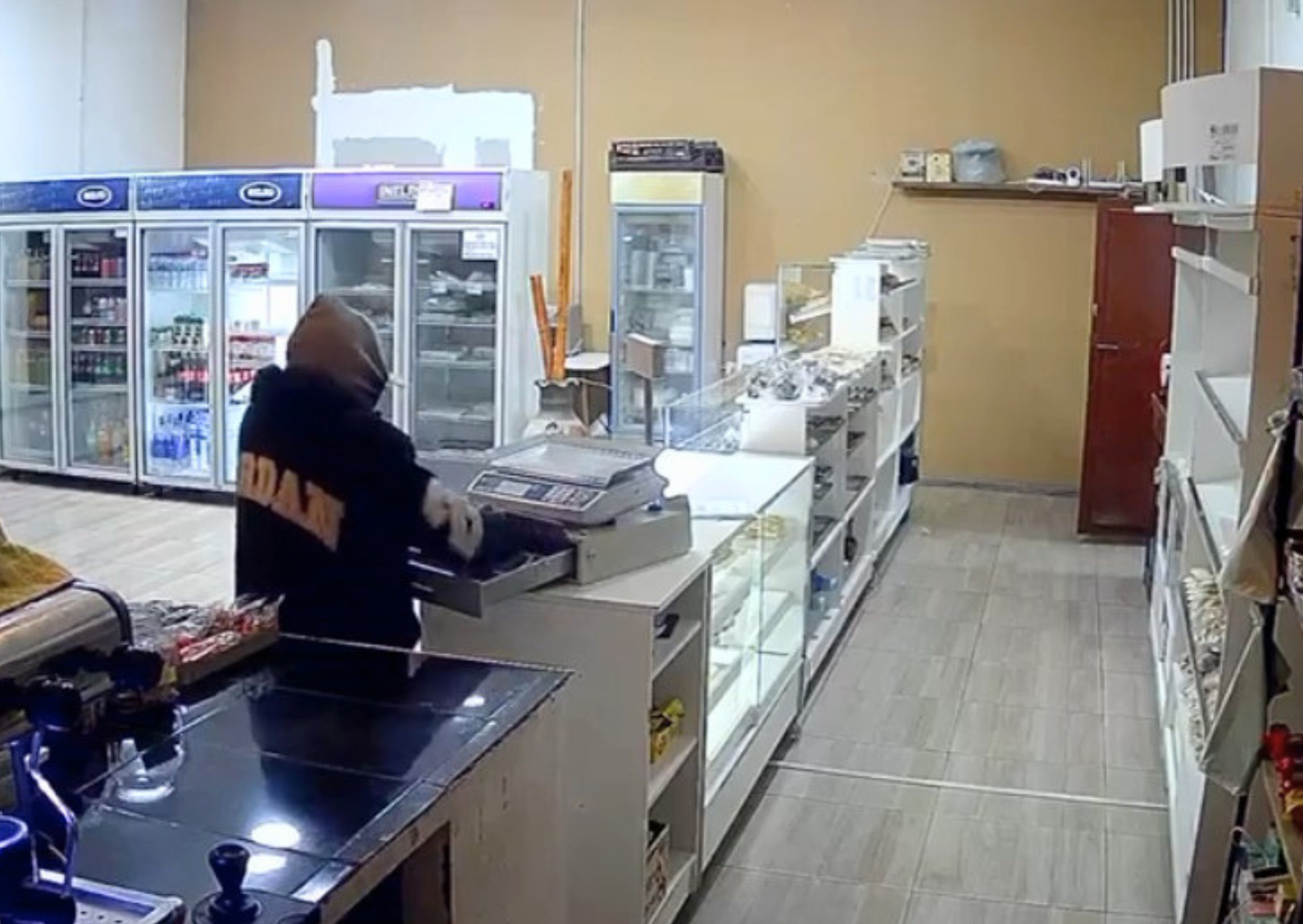 Fray Luis Beltrán: un delincuente robó en una panadería y el hecho quedó registrado por las cámaras de seguridad