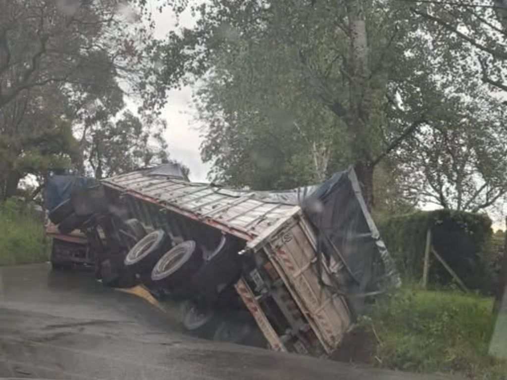 Acoplado volcado en la colectora Hermes Binner de San Lorenzo