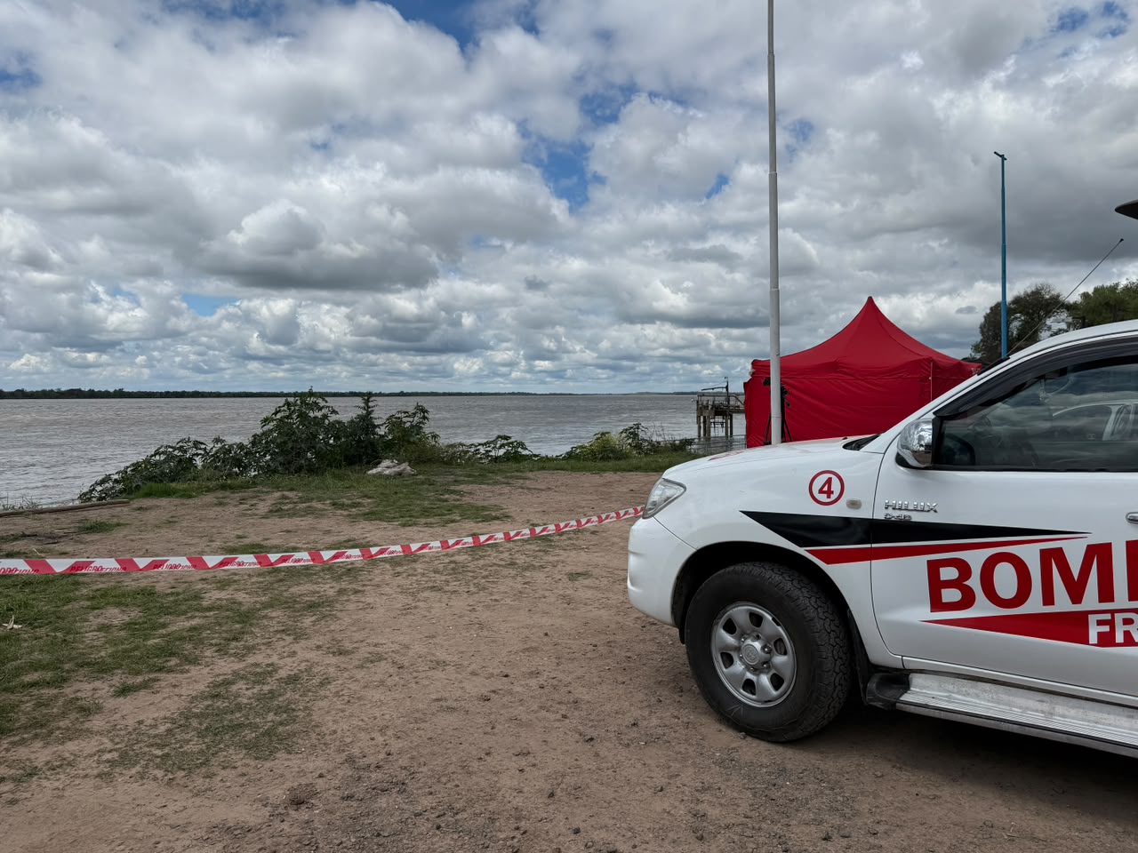 Horas de espera y de dolor: los allegados de los pescadores buscados frente a Fray Luis Beltrán
