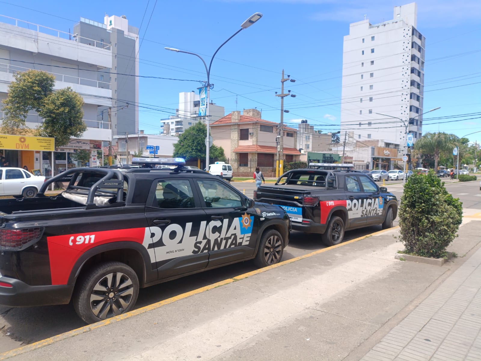 Patrulleros en la escuela Santa Rosa de Viterbo de San Lorenzo tras un episodio que generó preocupación.