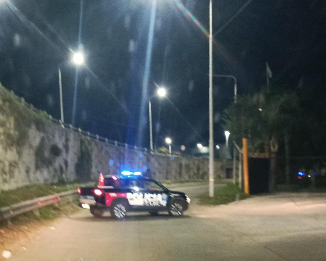 Murió un motociclista tras una caída en la colectora del intercambiador de San Lorenzo y su hijo resultó herido