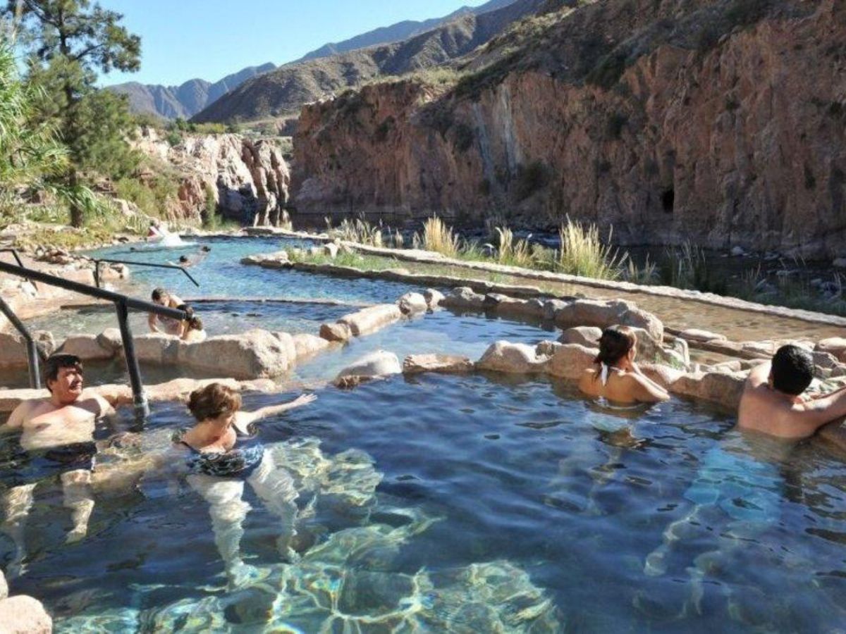 Murió un nene por la ameba “comecerebros” y cerraron las termas de Catamarca
