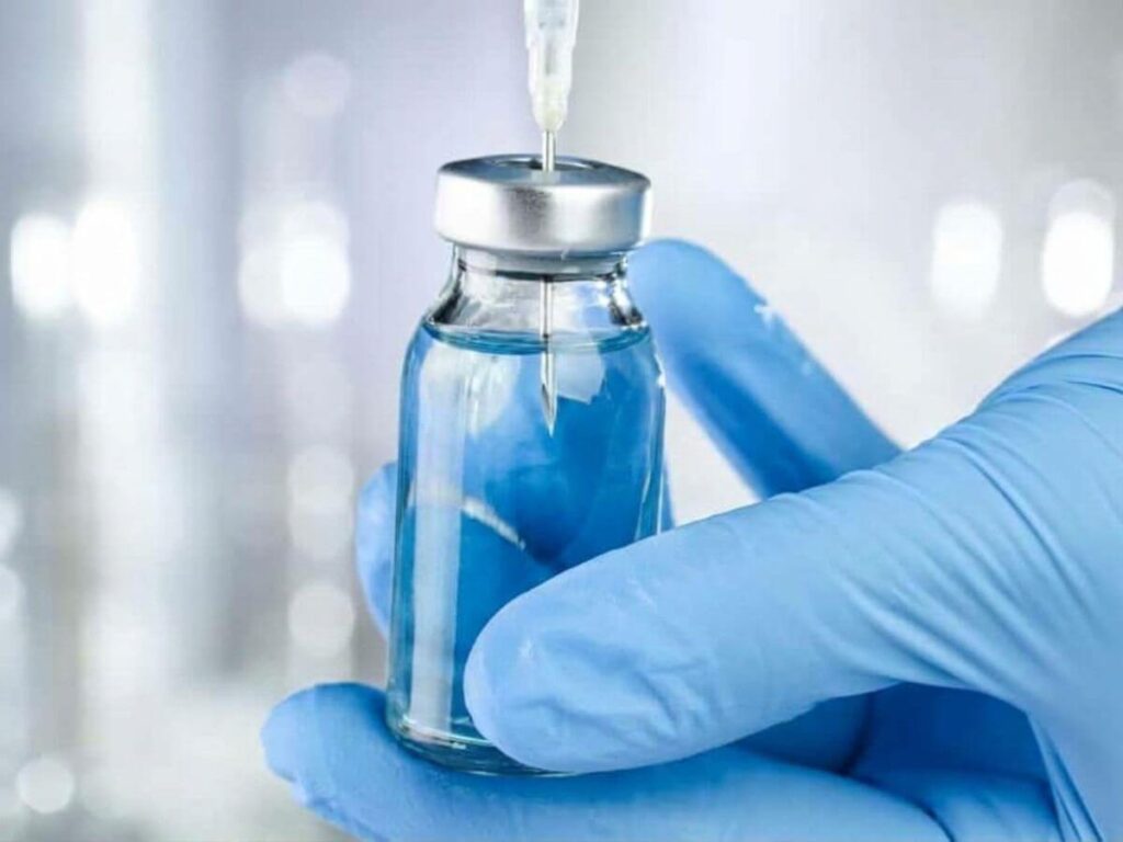 Frasco de medio de contraste utilizado en estudios de diagnóstico por imágenes.