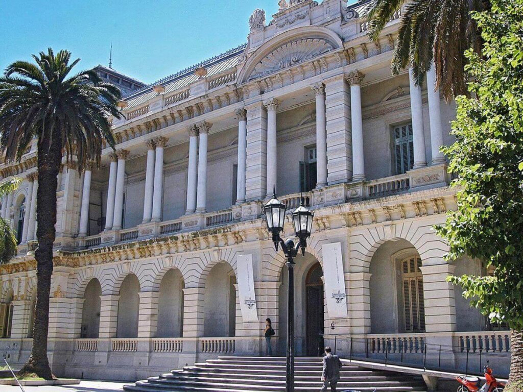 Auditorías en universidades nacionales para el control de fondos públicos.