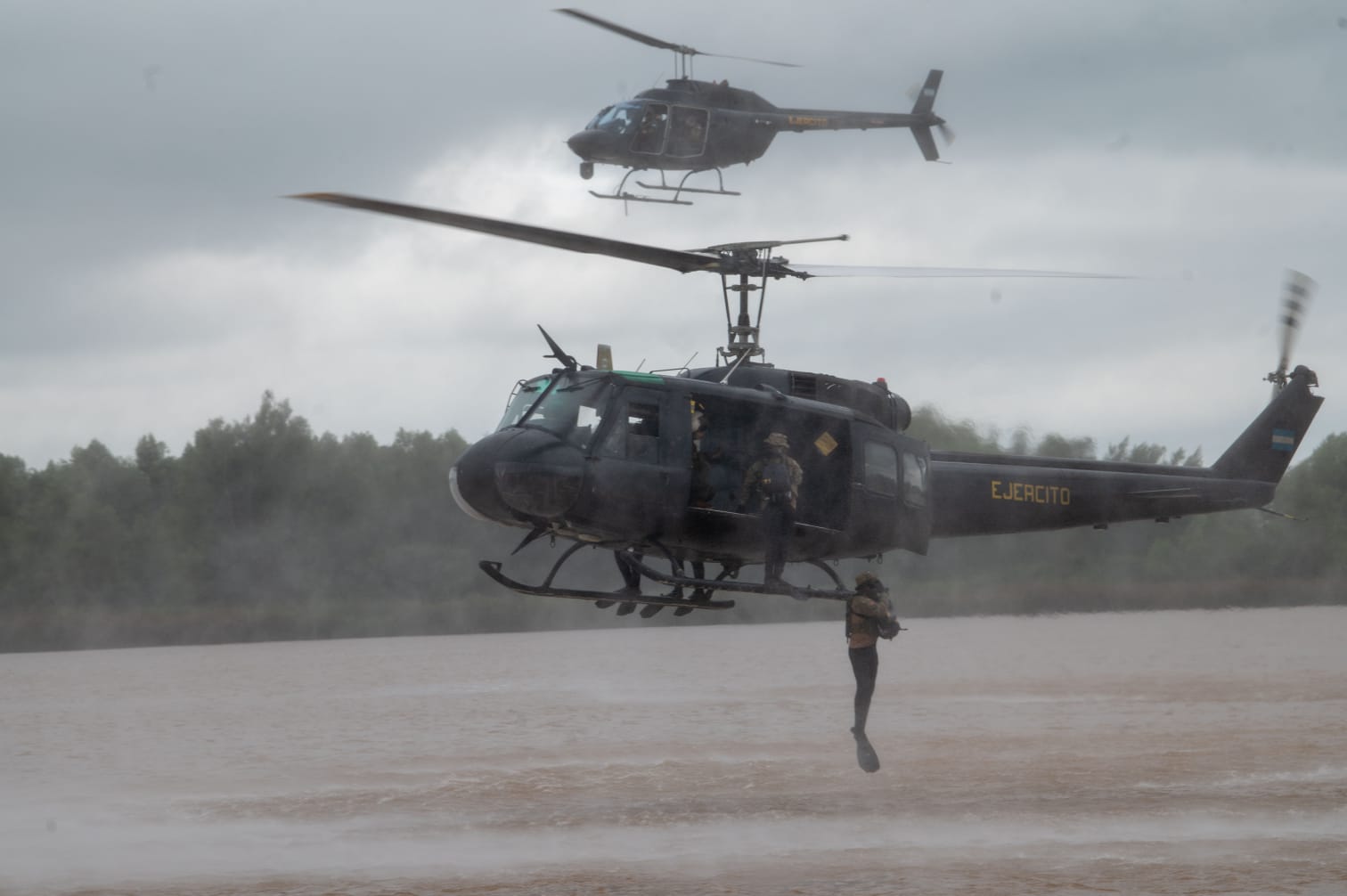 Ejército Argentino durante el ejercicio sobre el río Paraná