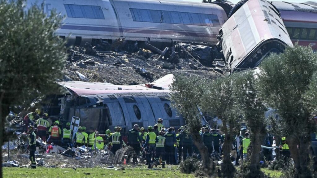 Accidente ferroviario en España tras el choque de dos trenes de alta velocidad.