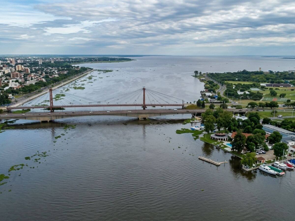 Crece el río Paraná: qué riesgos hay al navegar y bañarse