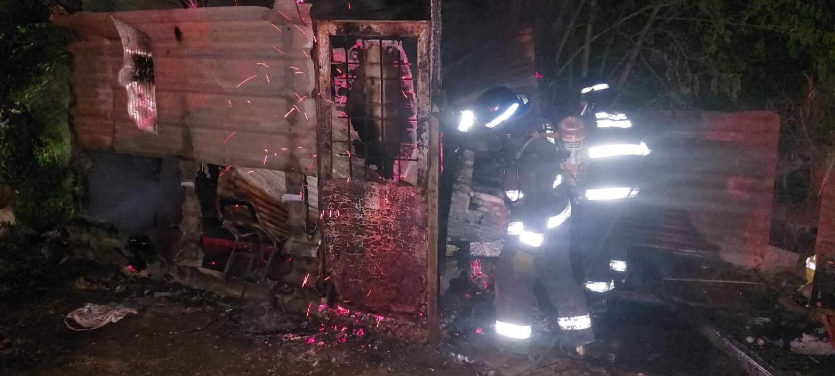 Vivienda destruida por el fuego en San Lorenzo durante la madrugada.