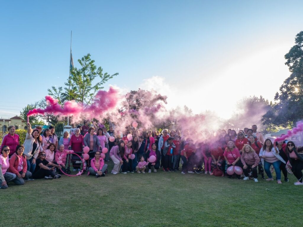 Vecinas de Timbúes participaron de una jornada de concientización por el cáncer de mama.