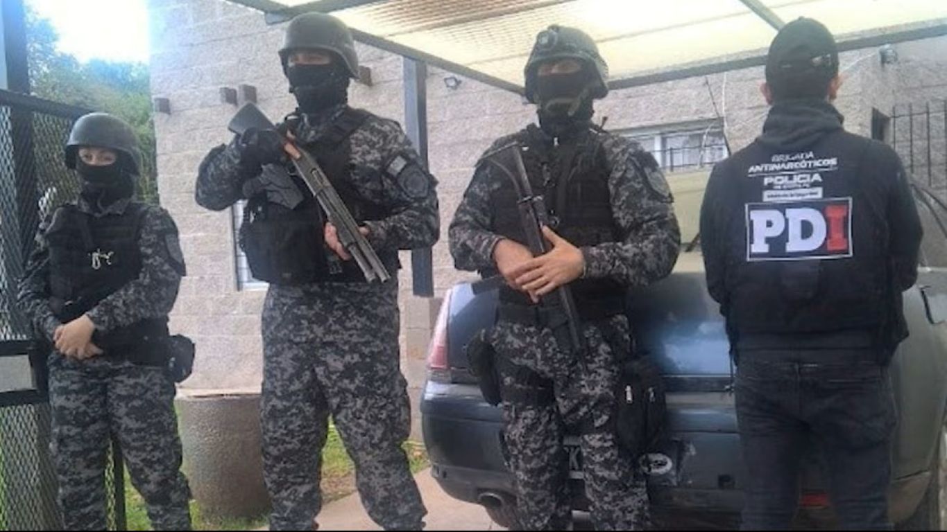Policías detenidos por un falso allanamiento en Villa Gobernador Gálvez.