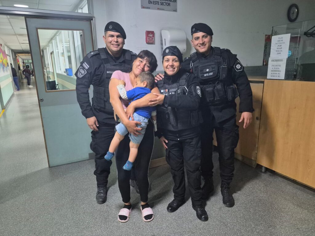 Bebé asistido por policías tras atragantarse en Rosario