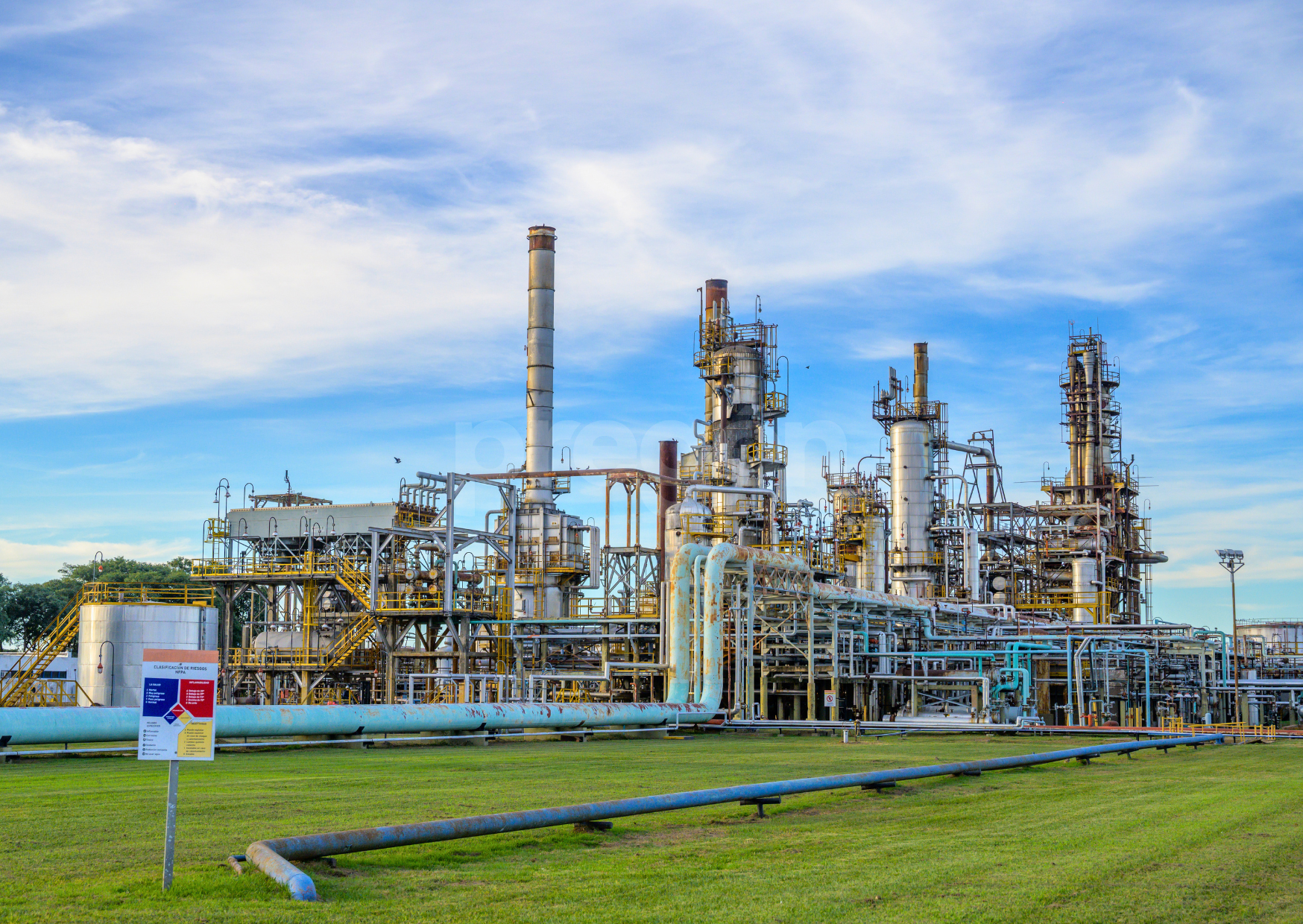 Hito energético en San Lorenzo: YPF y TotalEnergies firman un acuerdo clave para producir y exportar combustible sustentable de aviación