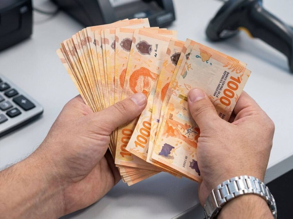 Billetes argentinos que representan el poder adquisitivo de los trabajadores.