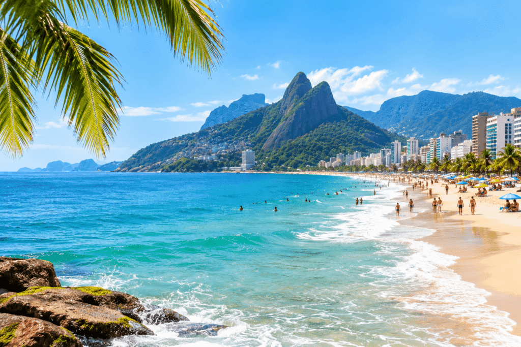 Vacaciones en Brasil: playa de arena y aguas turquesas durante el verano.